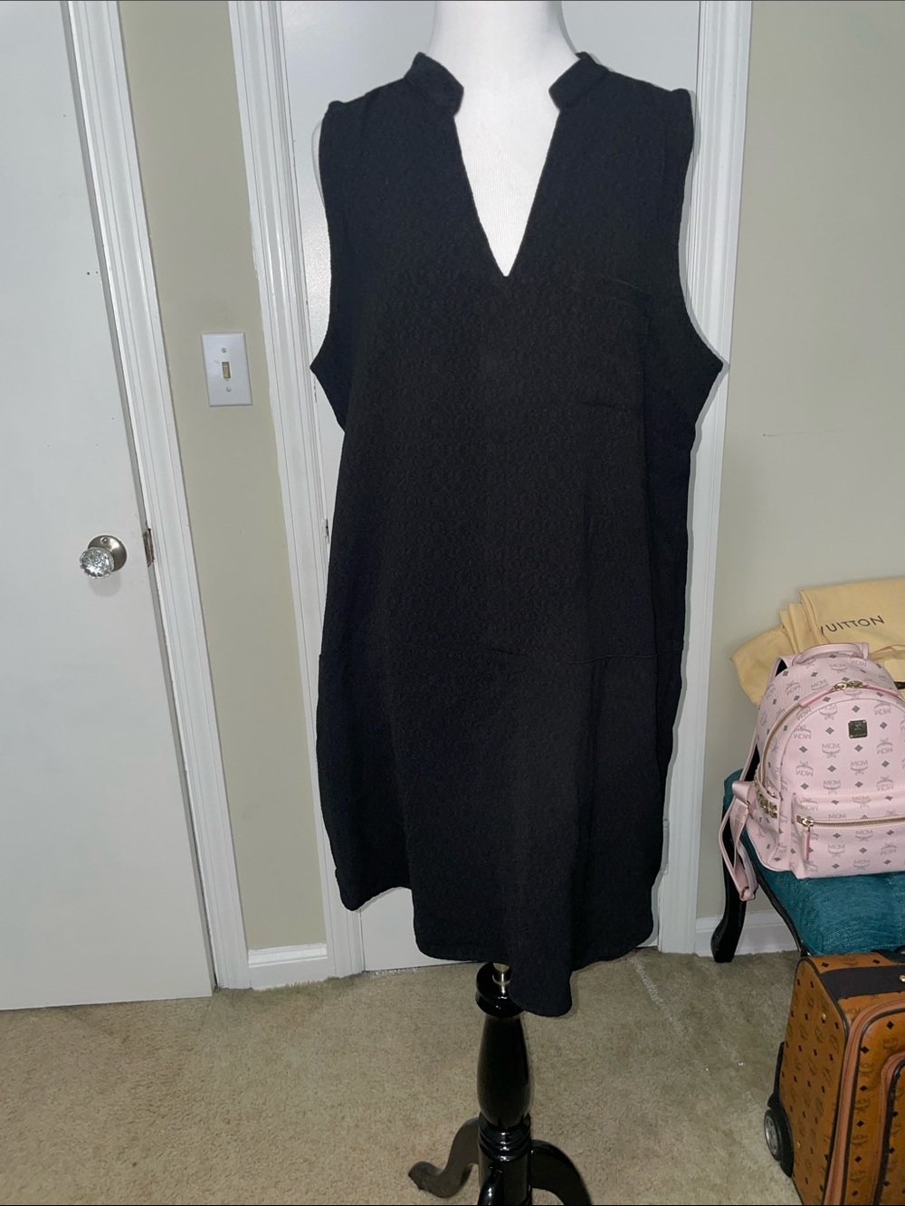 Lush Sleeveless Black V-Neck Shift Dress